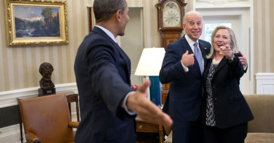 Sau vợ chồng Obama, Clinton đăng đàn chỉ trích Tổng thống Trump