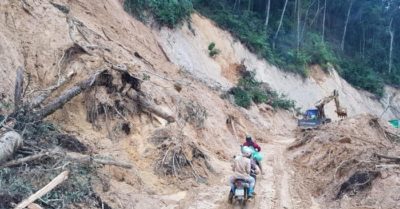 Miền Trung mưa lớn:  ‘Hễ thấy đất bị nứt dù rất nhỏ cũng phải chạy’