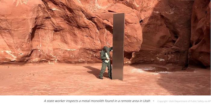 Vật thể bằng kim loại nhẵn mịn, cắm dựng đứng ở sa mạc Utah (ảnh chụp màn hình Euro News).