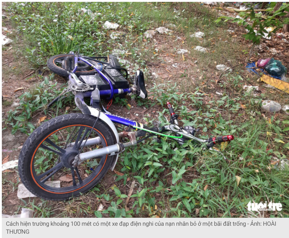 Xe đạp điện nghi của nạn nhân bỏ ở một bãi đất trống cách hiện trường 1m.