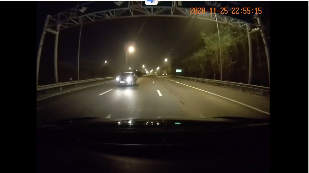 Khoảnh khắc ôtô đi ngược chiều trên cao tốc lúc nửa đêm.