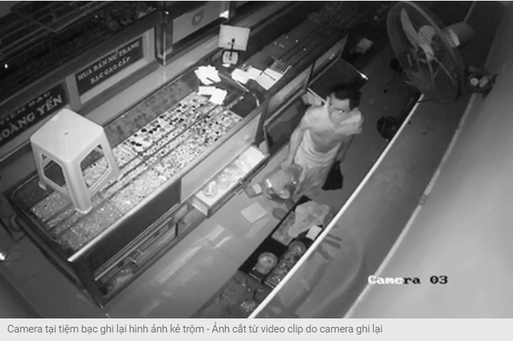 Camera tiệm bạc ghi lại hành vi của kẻ trộm.