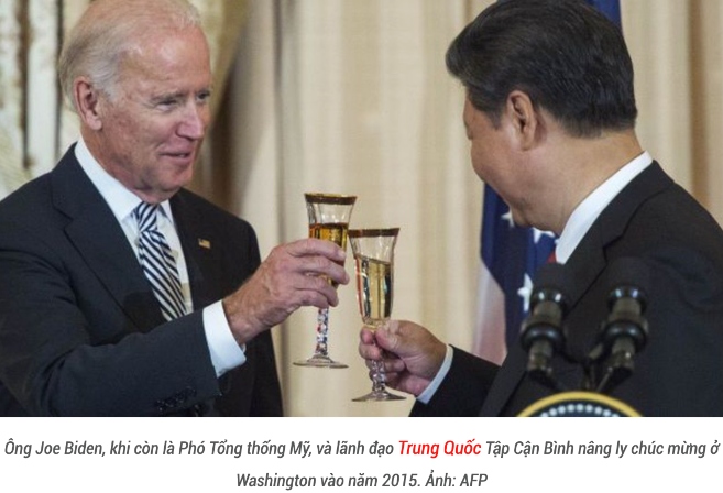 Ông Joe Biden, khi còn là Phó Tổng thống Mỹ, và lãnh đạo Trung Quốc Tập Cận Bình nâng ly chúc mừng ở Washington vào năm 2015.
