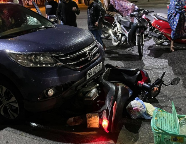 Quảng Ngãi: Nữ tài xế ô tô tông phải xe máy chở sản phụ đi sinh, kéo lê khoảng 500m
