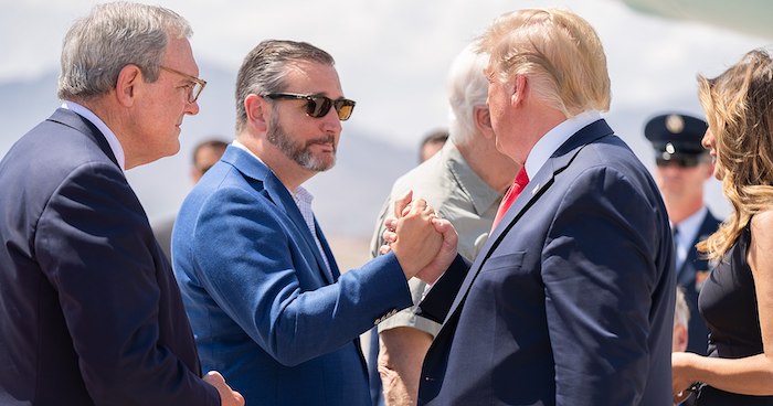 Thống đốc Texas Greg Abbott, các Thượng nghị sĩ John Cornyn và Ted Cruz (đeo kính) chào đón Tổng thống Donald J. Trump và Đệ nhất phu nhân Melania Trump tại Sân bay Quốc tế El Paso, ngày 7/8/2019 (ảnh: Nhà Trắng).
