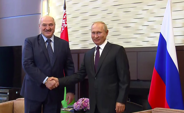 Tổng thống Liên bang Nga Vladimir Putin bắt tay Tổng thống Belarus Alexander Lukashenko ngày 14/9/2020. Ông Lukashenko là đồng minh lâu năm của ông Putin (ảnh: Điện Kremlin).