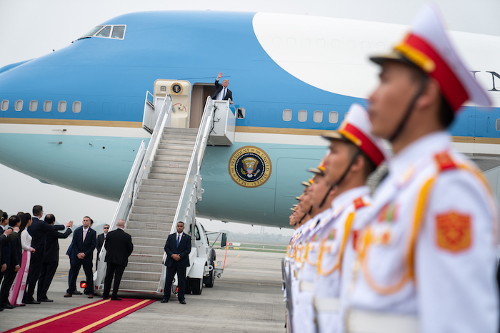 Tổng thống Donald Trump vẫy tay tạm biệt Việt Nam, trước khi vào máy bay Air Force One để trở về Mỹ; sau hội nghị thượng đỉnh lần thứ hai với lãnh đạo Triều Tiên Kim Jong Un tại Hà Nội ngày 28/2/2019 (ảnh: Nhà Trắng).