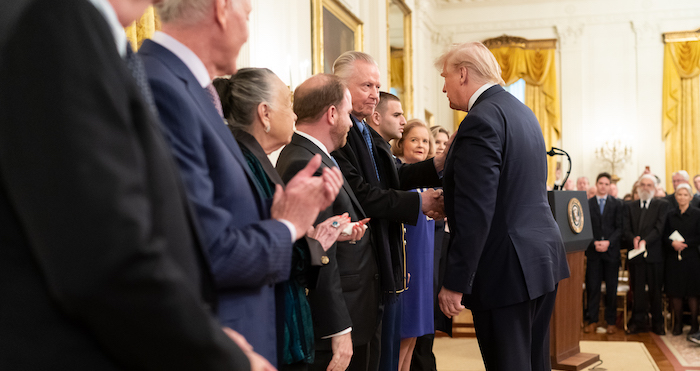 Tổng thống Donald J. Trump bắt tay nam diễn viên Jon Voight trong lễ trao tặng Huân chương Nghệ thuật Quốc gia ngày 21/11/2019 tại Phòng Đông của Nhà Trắng (ảnh: Nhà Trắng).
