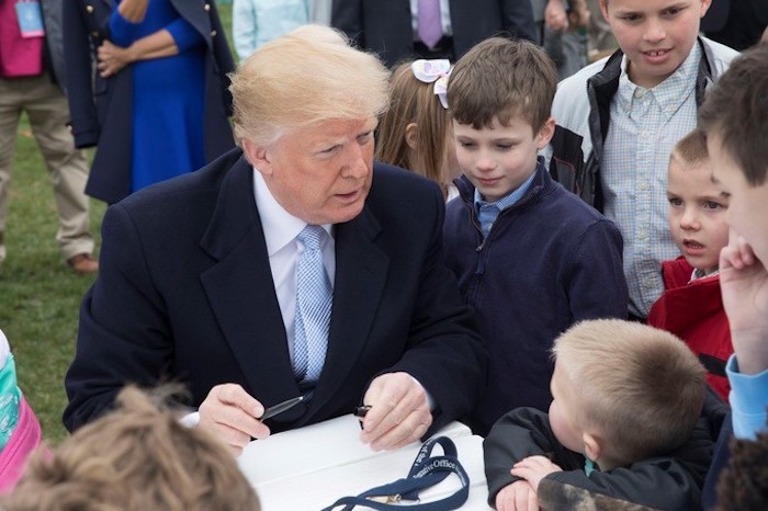 Tổng thống Donald Trump cùng trẻ em ký vào bưu thiếp để gửi tặng những người lính Mỹ, trong sự kiện Trứng Phục sinh ngày 2/4/2018 ở Nhà Trắng (ảnh: Nhà Trắng).