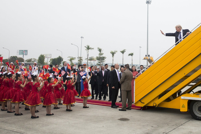 Tổng thống Mỹ Donald Trump vẫy tay chào trước khi lên máy bay rời Việt Nam ngày 12/11/2017 tại sân bay Nội Bài (ảnh: Nhà Trắng).