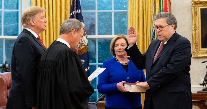 Tổng thống Donald J. Trump tham gia lễ tuyên thệ nhậm chức của William P. Barr do Chánh án Tòa án Tối cao Hoa Kỳ John Roberts điều hành vào ngày 14/2/2019 (ảnh: Bộ Tư pháp Mỹ).