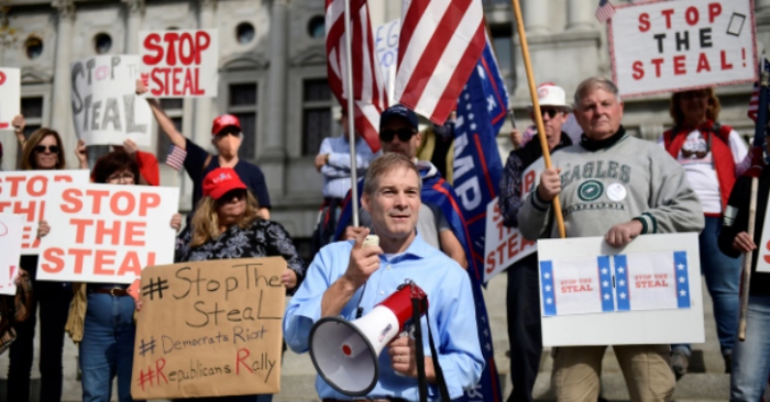 Những người ủng hộ Tổng thống Trump biểu tình phản đối hành vi gian lận bầu cử và yêu cầu "Ngừng đánh cắp nước Mỹ" (ảnh chụp màn hình Reuters).