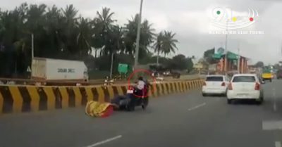 Video: Thót tim 250m đối mặt tử thần khi bé gái chỉ còn lại một mình trên xe phân khối lớn