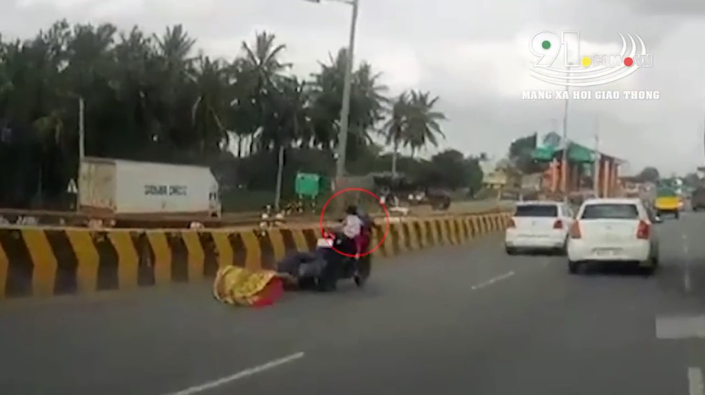 Bé gái 5 tuổi chỉ còn lại một mình trên xe máy sau vụ tai nạn