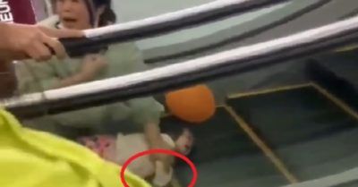 Bé gái bị kẹt tay vào thang cuốn, người thân hoảng loạn khóc thét