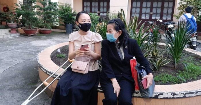 Chị Hường cùng luật sư đến tòa sơ thẩm.
