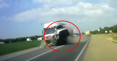 Video: Tai nạn kinh hoàng, xe con mất lái đâm trực diện xe bồn