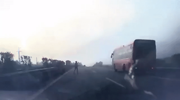 Khoảnh khắc người phụ nữ bị ôtô hất tung lên không trung khi chạy qua đường cao tốc.