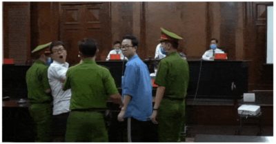 Video: Bị phạt tù, cựu phó chánh án tòa quận 4 khóc, gọi ‘bố ơi’