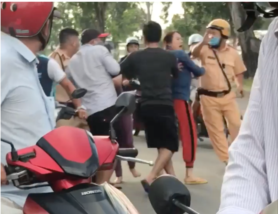 Nhóm người dân đánh CSGT trên đường Nguyễn Văn Linh, huyện Bình Chánh, TP. HCM.
