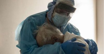 Cụ ông mắc Covid-19 gục đầu vào bác sĩ khóc ‘Tôi muốn ở bên vợ mình’ gây bão MXH