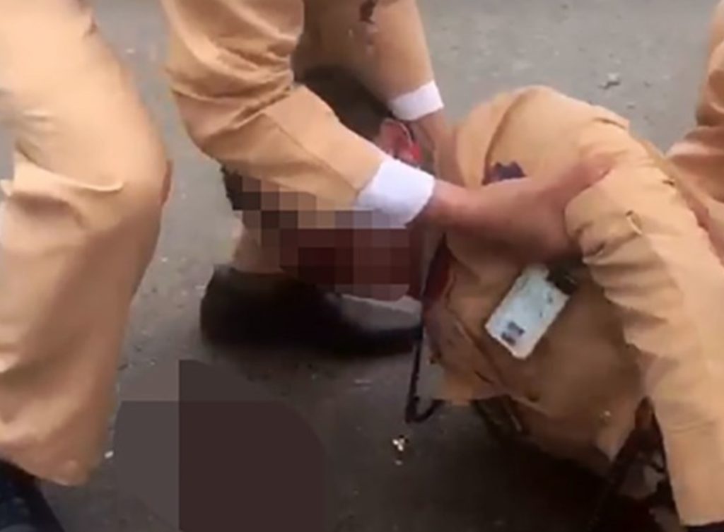 cảnh sát cơ động bị đôi nam nữ tông gục