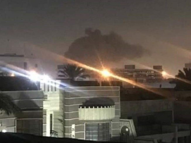 Khu vực Vùng Xanh gần Đại sứ quán Mỹ ở Baghdad bị nã pháo kích. Ảnh: Twitter.