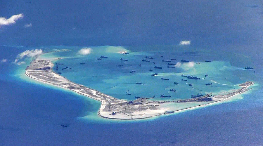 Bức ảnh của Hải quân Mỹ cho thấy hoạt động xây dựng đảo nhân tạo của Trung Quốc trên Bãi Subi, quần đảo Trường Sa ở Biển Đông vào tháng 5/2015.