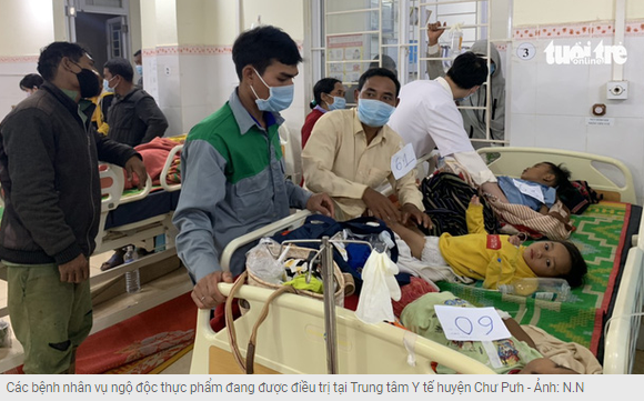 Các bệnh nhân vụ ngộ độc thực phẩm đang được điều trị tại Trung tâm Y tế huyện Chư Pưh