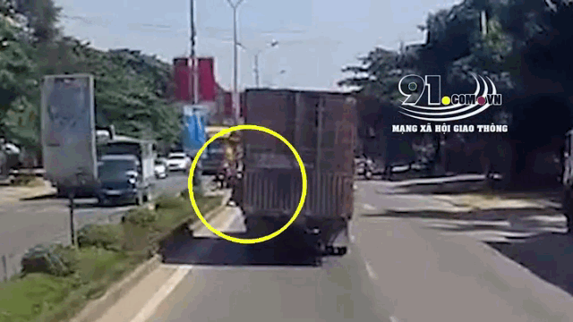 Khoảnh khắc tài xế xe tải đánh lái kịp thời cứu sống 4 người đi xe máy