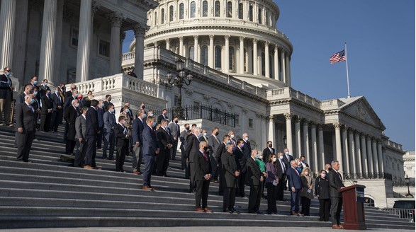 Các thành viên đảng Cộng hòa tại Hạ viện Mỹ xuất hiện bên ngoài Tòa quốc hội Mỹ ngày 10-12 - Ảnh: Getty Images