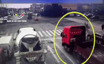 Tài xế xe đầu kéo có lẽ không thể lường trước được tai nạn bất ngờ ở ngã tư đèn đỏ này.