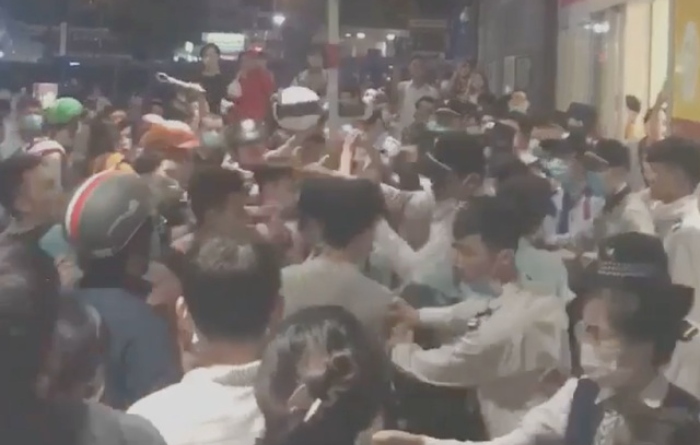 Nhóm người với các nhân viên bảo vệ xảy ra xô xát tại Aeon Tân Phú. Ảnh cắt từ clip 