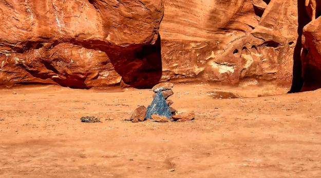 Các viên đá đánh dấu vị trí nơi một tảng đá nguyên khối kim loại từng nằm trong lòng đất ở một vùng đá đỏ hẻo lánh ở, Utah - Mỹ