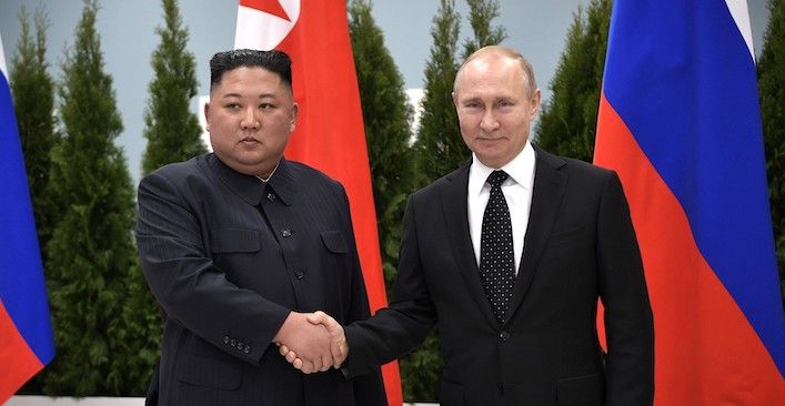 Trung Quốc và Nga là các đồng minh chủ chốt của chính quyền Triều Tiên Kim Jong Un. Trong ảnh, lãnh đạo Triều Tiên Kim Jong Un bắt tay Tổng thống Nga Vladimir Putin tại đảo Russky, Nga, ngày 25/4/2019 (ảnh: Điện Kremlin).