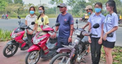 Ông Minh ‘cô đơn’ làng đại học tặng 3 xe máy cho sinh viên nghèo