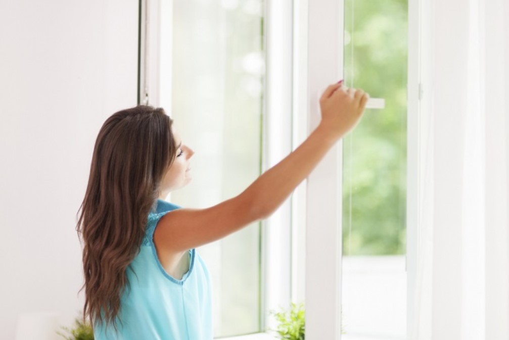 Thói quen mở cửa sổ giúp lưu thông không khí.