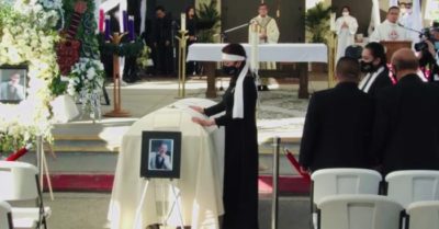 Vợ cố nghệ sĩ Chí Tài gục khóc, chạm tay vào chồng lần cuối trước khi hỏa táng