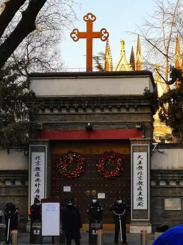 Một hàng cảnh sát Trung Quốc cầm thiết bị chống bạo động đứng trước một nhà thờ Công giáo.