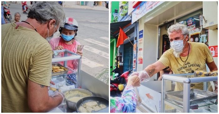 Du khách Pháp vui vẻ mỗi ngày với công việc bán hàng của mình.