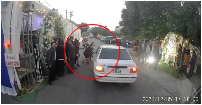 Đám cưới dựng rạp giữa đường, người tham dự suýt chút nữa gặp tai nạn