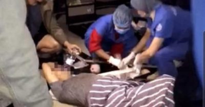 Bước ra từ thang máy, người đàn ông hụt chân rơi xuống sảnh chung cư bị thương nặng