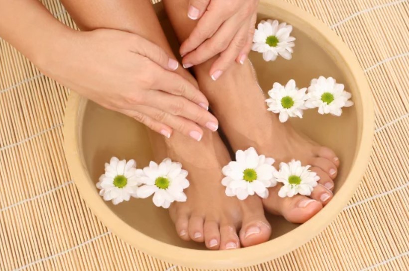 Thói quen rửa chân và xoa chân trước khi ngủ.
