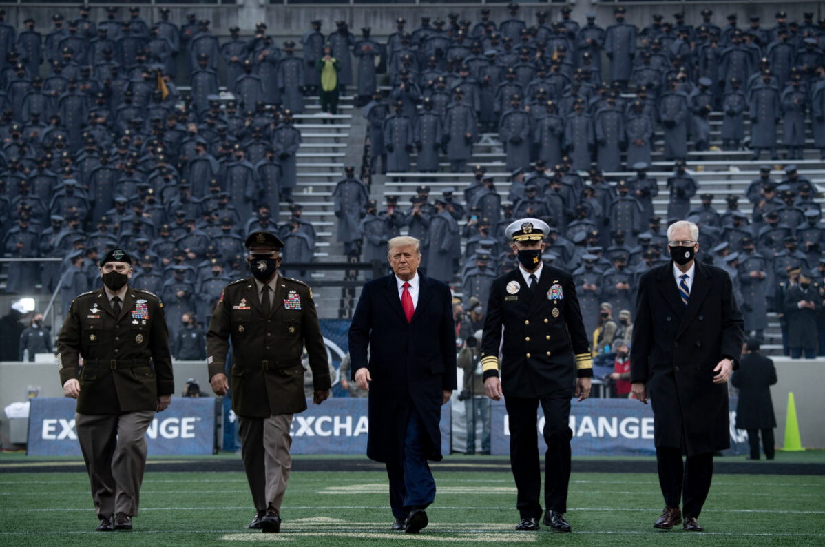 Tổng thống Trump tham dự trận bóng đá giữa Lục quân và Hải quân Hoa Kỳ