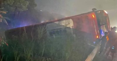 Xe giường nằm chở 10 hành khách hất tung lan can, lật ngang đường