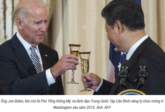 Ông Joe Biden, khi còn là Phó Tổng thống Mỹ, và lãnh đạo Trung Quốc Tập Cận Bình nâng ly chúc mừng ở Washington vào năm 2015