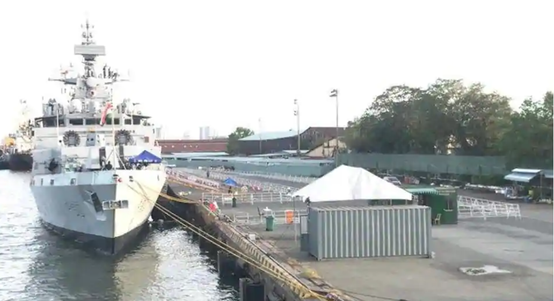 Tàu Ấn Độ INS Kiltan tại cảng Nhà Rồng, tp.HCM để chuẩn bị cho cuộc tập trận ở Biển Đông ngày 26-27/12/2020 (ảnh: Twitter).