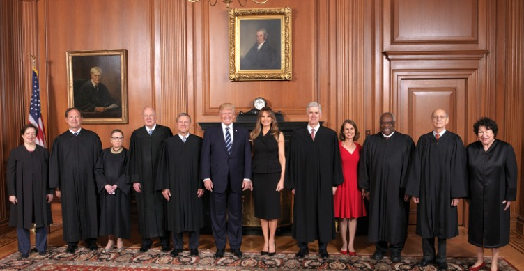 Tổng thống Trump chụp ảnh cùng các Thẩm phán Tòa án Tối cao năm 2017 (Tối cao Pháp viện Mỹ).