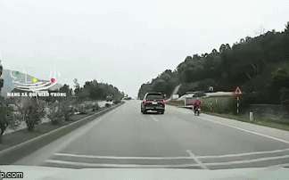 Đang qua đường, 2 ông bà đèo nhau trên xe máy đã bị ôtô chạy với tốc độ khá cao đâm trúng