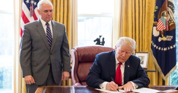Nghị viện Mỹ hôm 1/1/2021 đã bác bỏ quyền phủ quyết của Tổng thống Donald Trump đối với dự luật chính sách quốc phòng. Trong ảnh, ông Trump ký Sắc lệnh hành pháp ngày 19/3/2018 tại Phòng Bầu dục, Nhà Trắng (ảnh: Nhà Trắng).